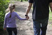 Kind mit Erwachsenem - Foto: Silvia Marks