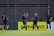 Die Paderborner jubeln &uuml;ber das 1:1 im Testspiel gegen Borussia Dortmund. - imago images/Kirchner-Media