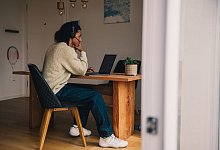 Mann sitzt bei einer Videokonferenz am Laptop - Zacharie Scheurer/dpa-tmn