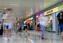 Mietwagen-Firmen in einem Terminal des Flughafens auf Ibiza - Clara Margais/dpa/dpa-tmn