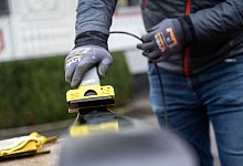 Skifahrer bügelt seine Ski mit Wachs - Benjamin Nolte/dpa-tmn