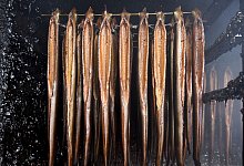 Geräuchte Aale - Holger Hollemann/dpa