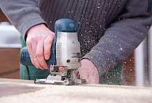 Mann arbeitet mit einer Stichsäge - Kai Remmers/dpa-tmn