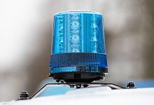 Das Blaulicht auf dem Dach eines Einsatzwagens der Polizei. - Friso Gentsch/dpa/Symbolbild