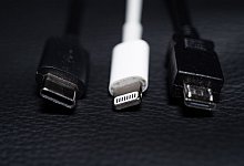 Ladebuchsen in Elektrogeräten - Foto: Mohssen Assanimoghaddam/dpa