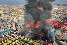 Feuer beim Maha Kumbh Festival - Rajesh Kumar Singh/AP/dpa