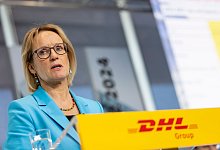 Briefgeschäft der Post sackt weiter ab - Paketvolumen wächst - Thomas Banneyer/dpa