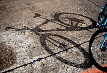 Schatten eines Fahrrads auf dem Boden - Zacharie Scheurer/dpa-tmn