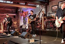 Die Band Revolverheld 
war bei der Spendenaktion mit dabei. - Markus Scholz/dpa