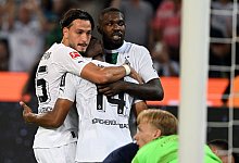Gladbachs Ramy Bensebaini (l-r), Alassane Plea und und Marcus Thuram feiern das 1:0 per Elfmeter. - Federico Gambarini/dpa