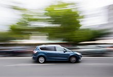 Auto f&auml;hrt innerorts &uuml;ber eine Stra&szlig;e - Julian Stratenschulte/dpa/dpa-tmn