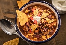 Ein Sch&auml;lchen Chili con Carne mit Mais - Christin Klose/dpa-tmn