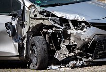 Besch&auml;digtes Auto nach einem Unfall - Zacharie Scheurer/dpa-tmn