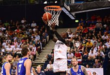 Deutschlands Dennis Schröder legt den Ball in den Korb. - Daniel Bockwoldt/dpa