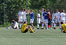 Zufriedenheit auf der einen Seite, Niedergeschlagenheit auf der anderen: Zerknirscht sitzen die Kalldorfer Dominik Delius und Paul Mattern (rechts) am Boden und schauen nach der 1:3-Niederlage am Westhang dem Kirchheider Jubel zu. - Jörg Hagemann