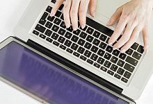 Aufr&auml;umen beim Notebook - Foto: Monique W&uuml;stenhagen