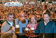 Markus Söder auf dem Oktoberfest - Peter Kneffel/dpa
