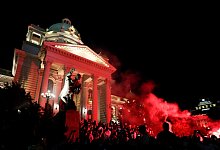 Krawalle - Foto: Darko Vojinovic/AP/dpa