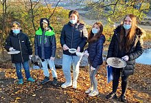 Die Sch&uuml;ler durchsieben den Ufersand - Johanna Thiel