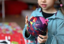 M&auml;dchen klebt Transaprentpapier auf einen Luftballon - Mascha Brichta/dpa-tmn