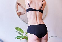 Eine Frau in Unterw&auml;sche - Annette Riedl/dpa/dpa-tmn