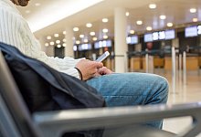 Smartphone-Nutzung am Flughafen - Foto: Christin Klose/dpa-tmn