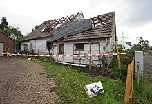 Unwetter-Sch&auml;den am Haus - Foto: Oliver Krato/dpa