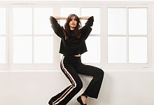 Eine Frau mit Schlaghosen im Business-Style - ba&sh/dpa-tmn