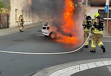 Sekunden, nachdem die Insassen den Wagen verlassen hatten, ging der Wagen in Flammen auf. - Feuerwehr