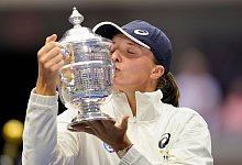 Iga Swiatek küsst nach ihrem Sieg den Pokal. - Charles Krupa/AP/dpa