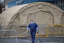 Corona-Zelt - Foto: John Minchillo/AP/dpa