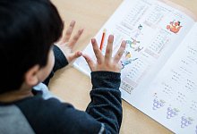 Rechnen mit den Fingern - picture alliance / Marcel Kusch/dpa