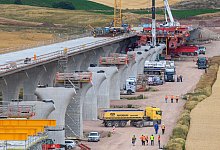 Verschub des Stahl&uuml;berbaus der Saalebr&uuml;cke - Klaus-Dietmar Gabbert/dpa