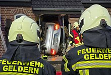 Junger Mann bleibt mit Auto in Hausflur stecken - Guido Schulmann/tv-niederrhein/dpa