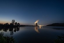 Wasserdampf steigt aus dem K&uuml;hlturm des Atomkraftwerks Isar 2 in Bayern. - Armin Weigel/dpa