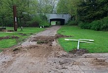 Der Unbekannte hat in dem Park an der Schlo&szlig;hofstra&szlig;e Laternen und Spielger&auml;te zerst&ouml;rt, L&ouml;cher gegraben und einen hohen Schaden verursacht. - Sebastian Richter