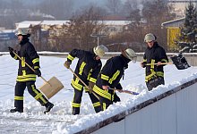 Schnee auf der Turnhalle - picture alliance / ZB