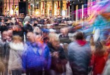 Passanten gehen vor Heiligabend über eine Einkaufsmeile - Frank Rumpenhorst/dpa/dpa-tmn