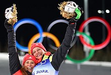 Victoria Carl (r) und Katharina Hennig feiern auf dem Podium. - Daniel Karmann/dpa