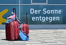 Gepackte Koffer stehen vor dem Terminal des Kassel-Airports - Uwe Zucchi/dpa/dpa-tmn