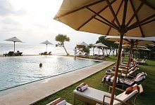 Handtücher liegen auf Sonnenliegen am Pool - Steffen Kugler/dpa/dpa-tmn