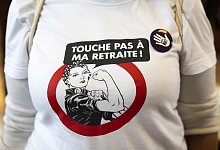 &laquo;Finger weg von meiner Rente!&raquo;: Die schweizer Linke war gegen die Anhebung des Rentenalters, ist aber knapp unterlegen. - Peter Klaunzer/KEYSTONE/dpa