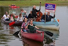 Protest auf dem Wasser: Mit Kanus und Transparenten begingen Umweltsch&uuml;tzer in Kienitz bei Letschin den Internationalen Tag der Fl&uuml;sse. - Patrick Pleul/dpa