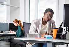 Zwei Kolleginnen arbeiten in einem Büro - Christin Klose/dpa-tmn