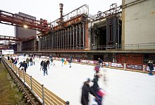 Wetterausblick zum Start in die neue Woche - Eisbahn - Henning Kaiser/dpa