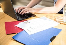 Bewerbungsmappen liegen neben einem Notebook - Christin Klose/dpa-tmn