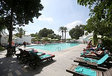 Touristen am Pool - Mohamed Krit/BELGA/dpa