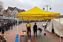 Die Schlange zieht sich quer &uuml;ber den ganzen Bielefelder Siegfriedplatz. - Stefan Becker