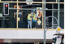 Auto f&auml;hrt in Berlin in Menschenmenge - Foto: Christoph Soeder/dpa