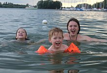 Im Wasser: Amelie (6 Jahre), Emil (2 Jahre) und Mutter Susann Purucker baden im Lippesee in Paderborn. - Franz Purucker